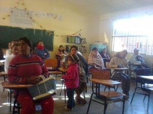 Capacitan a tienditas escolares para cumplir ley