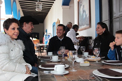 Se reúne Miguel Márquez Márquez con el ex – presidente de México, Vicente Fox Quesada, en la comunidad de San Cristóbal, en donde ambos políticos desayunaron acompañados de sus esposas. Se reúne Miguel Márquez Márquez con el ex – presidente de México, Vicente Fox Quesada, en la comunidad de San Cristóbal, en donde ambos políticos desayunaron acompañados de sus esposas.