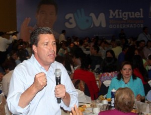 “Márquez, papucho, en Celaya te queremos mucho”, gritaban las asistentes en las porras.