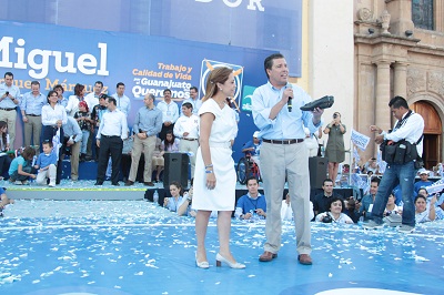 Durante el evento de inicio de campaña al abanderado panista estuvo acompañado por Josefina Vázquez Mota
