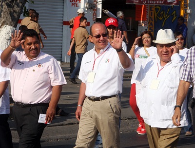En el presídium y en lugar del Ayuntamiento y funcionarios municipales, los lugares fueron ocupados por dirigentes sindicales y por el candidato del PRI a la presidencia municipal José Luis González Uribe