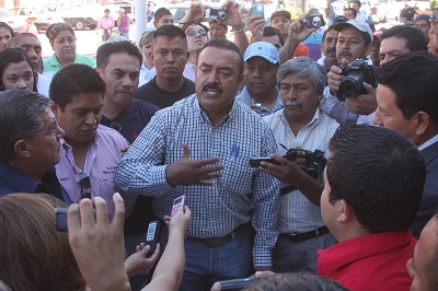 los ánimos se caldearon cuando el alcalde Hugo García Carmona, seguido por el síndico, Ramón Salazar, de los regidores Ernesto Subías y Ventura Morales, así como los miembros de Contraloría, bajaron de la alcaldía y se enfrentó a Alanis y sus seguidores