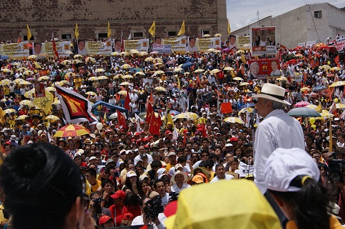 Miles reciben a AMLO en la alhóndiga