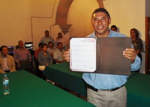 Asume el compromiso de gobernar con mayoría absoluta