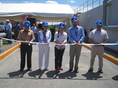 corte de listón en la inauguración de la planta de tratamiento