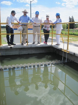 Autoridades durante el recorrido por la planta