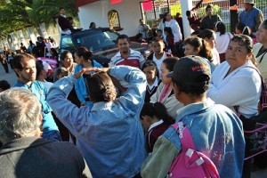Padres de familia en desacuerdo con la huelga defienden los derechos de sus hijos