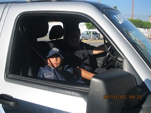 Se le facilitaron algunos implementos para que fuera todo un policía por un momento.