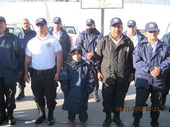 Acompañado por otros elementos de seguridad hizo un recorrido de vigilancia en una de las unidades vehiculares de la corporación.