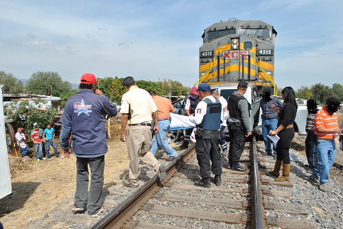 UN VEHÍCULO ES SORPRENDIDO POR EL FERROCARRIL DEJANDO DOS MUERTOS