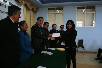 Se entregaron 15 becas universitarias a alumnos de seis licenciaturas