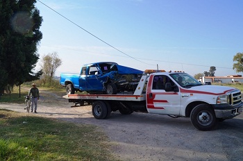 Camioneta vuelca en la carretera Acámbaro-Parácuaro, dejando como resultado dos personas lesionadas