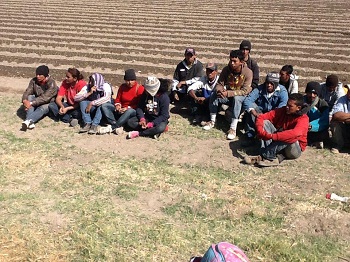 Grupo de indocumentados que fueron liberados en la Comunidad de San Juan de la Vega, la tarde e este sábado por persona de la Dirección de Policía Municipal.