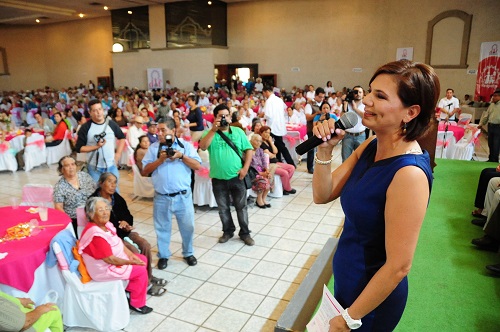 Celebra DIF Estatal a Abuelitos en Verbena Regional