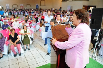 Ante más de mil adultos mayores de 10 municipios del Estado reunidos en la Verbena Regional, Maru Carreño de Márquez, presidenta del Sistema DIF de Guanajuato, exhortó a este sector de la sociedad a transmitir su experiencia y sabiduría a la nuevas generaciones a favor de un Guanajuato que sea orgullo de todos.