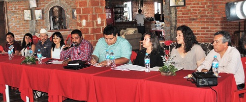 El Presidente Municipal de Tarimoro, Ing. Marco Antonio Rétiz López, junto con los integrantes del Comité Organizador de la Feria del 8 de Mayo, presentaron de manera oficial el cartel de la feria.