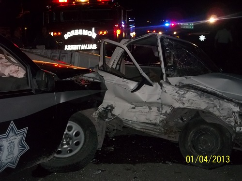 Patrulla choca contra camioneta