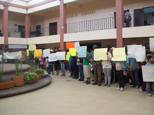 Se manifiestan en Presidencia de Celaya