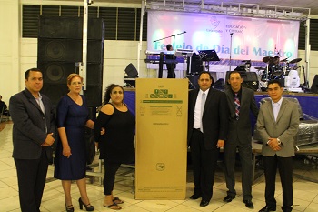 En Uriangato se rifaron electrodomésticos, trastes y plásticos.