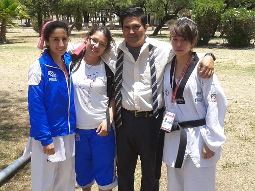 Las chicas entrenan con el profesor Cedillo.