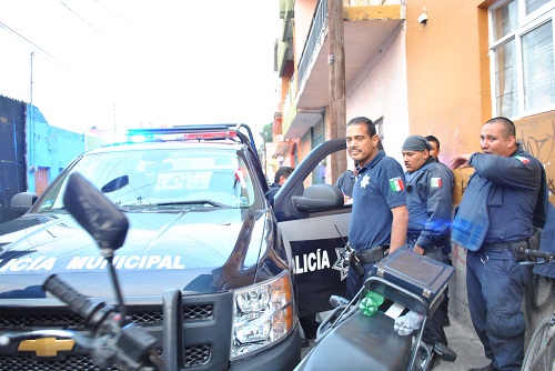 Policías rescatan a niño que cayó a canal en Salvatierra
