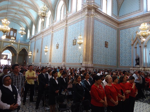 Para este día a la imagen le fue colocado un sendal verde olivo.