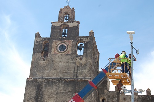 El programa Escudo avanza en Yuriria con la colocación de cámaras de vigilancia.