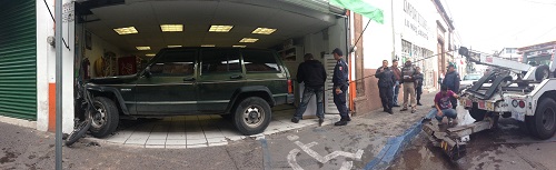 Camioneta choca contra una moto y se mete a farmacia ISSEG