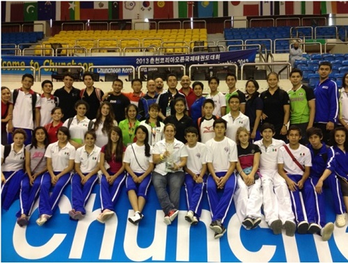 En la fila de abajo Marlén es la primera de derecha a izquierda y Michelle, está en la misma línea, es la quinta de izquierda a derecha de playera roja.