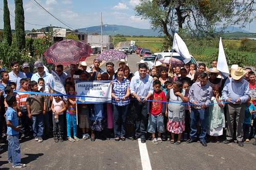 El Alcalde acompañado de vecinos de la comunidad cortaron el listón.