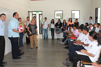 Los jóvenes están divididos en tres grupos.