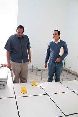 El piso elevado facilita el trabajo de instalación de cableado subterráneo.