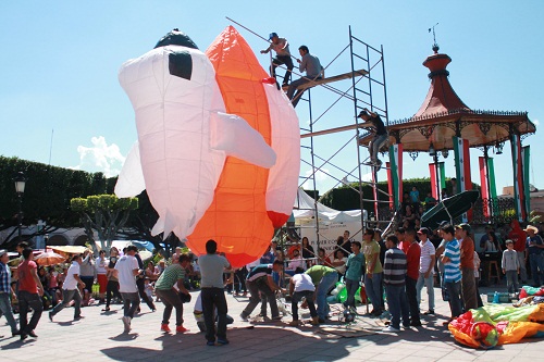 En los globos se gastaron cerca de 300 pliegos de papel de China.