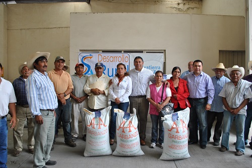 ENTREGAN APOYOS A PRODUCTORES SALVATERRENSES