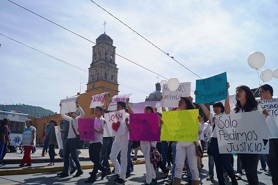 Los estudiantes se plantaron fuera de Presidencia Municipal, para pedir que la autoridad local haga lo necesario para terminar con la violencia que hay en el municipio.