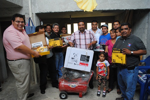 Impulsa su negocio de carpintería.