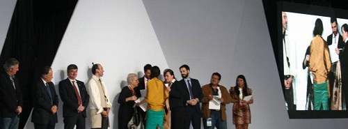 Momento en el que recibe el premio Miriam Torres