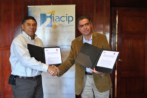 En dicha firma el primer edil salvaterrense recalcó la importancia de este convenio, ya que busca garantizar los derechos de la ciudadanía salvaterrense en materia de acceso a la información