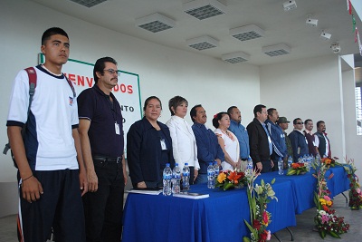 El Alumno Luis Enrique Carrillo Tapia del Bachillerato del Acebuche fue el encargado de portar el fuego simbólico y de rendir el juramento al deporte