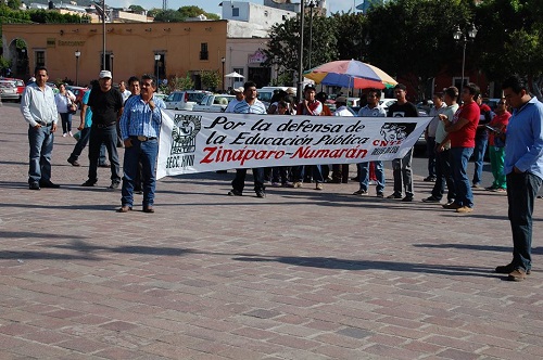 Maestros michoacanos pertenecientes a la sección 18 de la CNTE, se manifestaron en estos dos municipios para dar a conocer su rechazo a la Reforma Educativa.