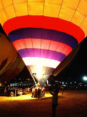 Seis globos aerostáticos y cientos de cantoya iluminaron el cielo