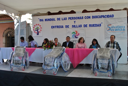 ENTREGAN SILLAS DE RUEDAS A DISCAPACITADOS