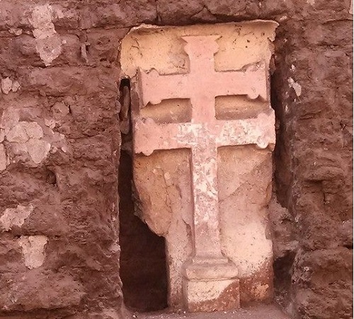 Encuentran Cruz de cantera antigua