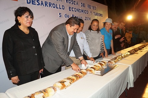 .- Se partió una Mega Rosca de Día de Reyes de 300 metros en Acámbaro