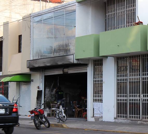 El local quedó ahumado completamente en su interior.