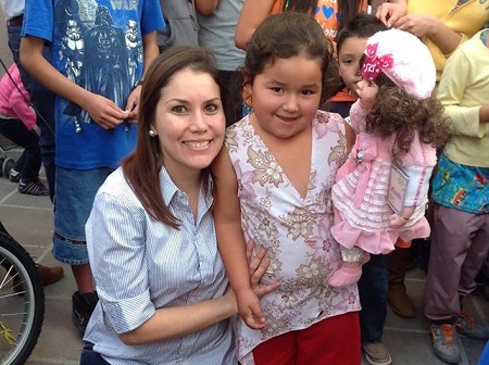 En el evento realizado en el Jardín de la comunidad de Urireo, la legisladora señaló que el objetivo de la entrega de juguetes es apoyar a los padres en esta época de crisis económica