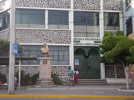 A la secundaria fue llevado el cuerpo del profesor unos minutos y se colocó un moño negro en la puerta