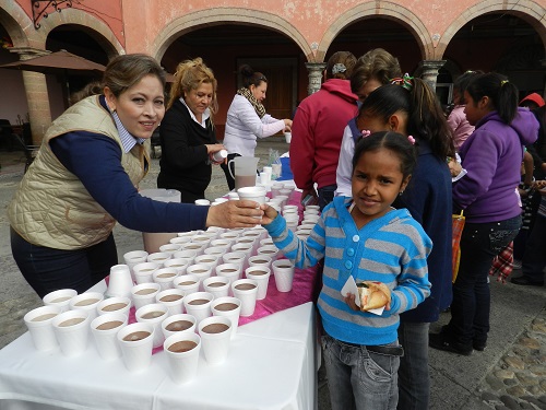 Hoy más de mil niños salvaterrenses de las diferentes colonias, comunidades y cabecera municipal están aquí presentes para conservar la tradicional entrega de juguetes y corte de rosca de reyes