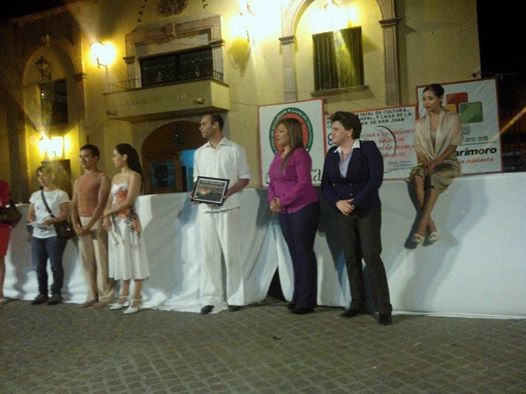 Al término de su participación, los integrantes del Grupo de Danza recibieron un reconocimiento de manos de la Directora de Casa de la Cultura