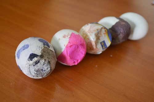 Algunos cascarones contenían yeso, harina, agua y alimento.